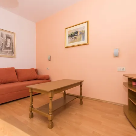 Mastelic Apartment *